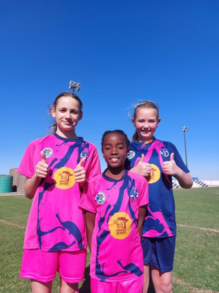 Maedchenfussballerinnen beim Training in Swakopmund